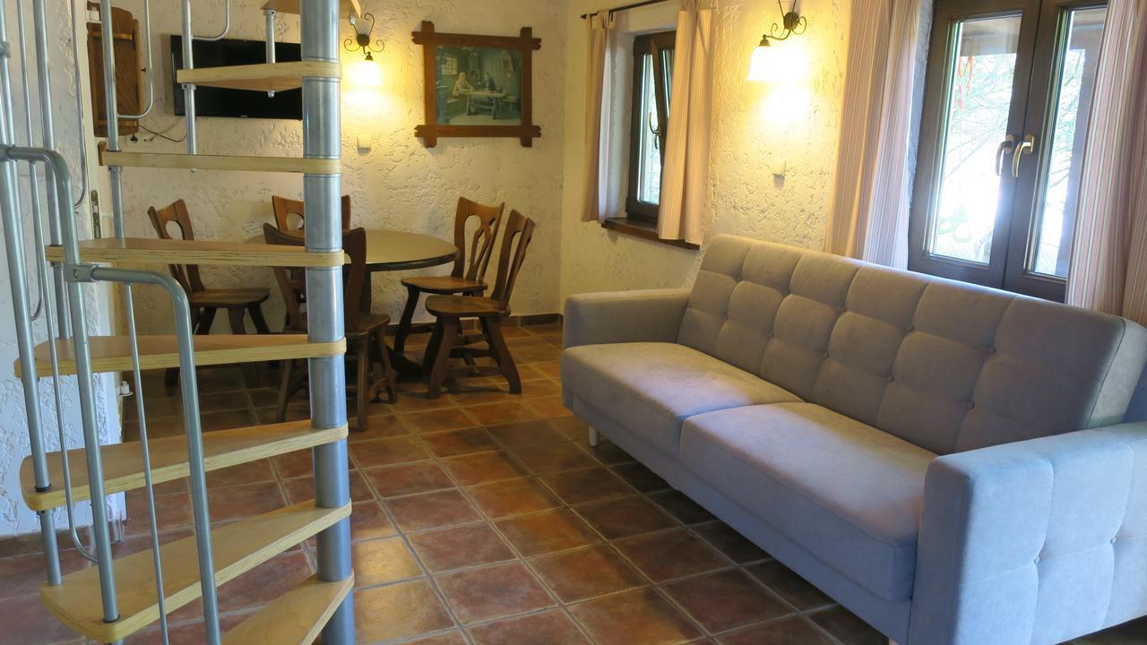 Osada Pod Czerwonym Debem - Czarny Mlyn Villa Jastrzębia Góra Buitenkant foto